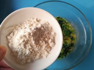 9、#补铁#菠菜煎饼,加入面粉