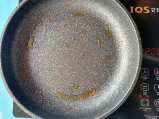 11、#补铁#菠菜煎饼,起锅倒入黑芝麻核桃油