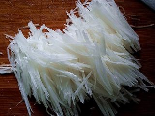 3、响油萝卜丝,再横切成细丝
