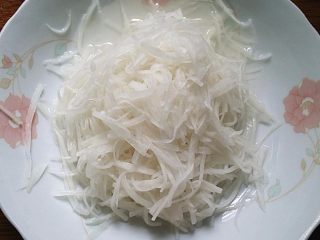 5、响油萝卜丝,腌制约20分钟左右变软出水