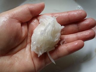 6、响油萝卜丝,再挤去多余水份放入另一盘中