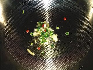 8、响油萝卜丝,锅烧热倒入菜籽油，大火爆香葱沫姜丝