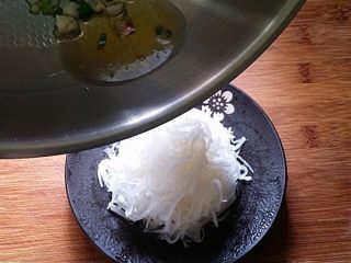 9、响油萝卜丝,趁热迅速呲的一声淋在萝卜丝上