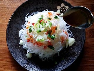 10、响油萝卜丝,最后再浇少许辣椒油即可