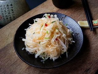 12、响油萝卜丝,吃时拌均即可