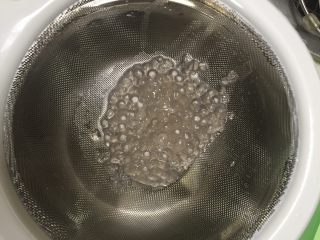 2、芒椰西米露,西米煮到中间有个白点，然后停火用锅盖盖起来闷一到两分钟，然后用冷水冲泡凉，待用。我用的西米是家乐福买的人民牌，这牌子比别的要贵点，但还不错。