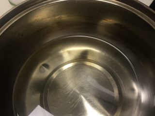 3、芒椰西米露,用小锅煮少许糖水，冷却备用。