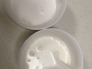 4、芒椰西米露,待西米冷却后，加入1/2糖水，1/3盒椰浆，个人觉得够浓了，一小点淡奶油，搅匀，上层糖水就做好了，放冰箱冷藏一会口感更好。这里有一碗是没加淡奶油的，比较了下，加奶油的醇厚感更好。