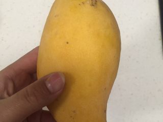 5、芒椰西米露,接下来就是芒果浆部分，选的是当季香味和甜味都比较好的熟透的象牙芒果，无浓重淀粉感，口感爽滑，芒果选不好这甜品就失败了一半，所以料不能省。