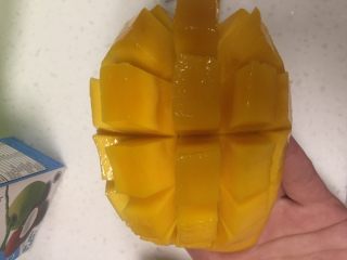 6、芒椰西米露,制作芒果丁，如图，用1/3块芒果切小块待用。