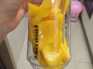 7、芒椰西米露,剩余芒果加入1/2糖水，用果汁机打稀。