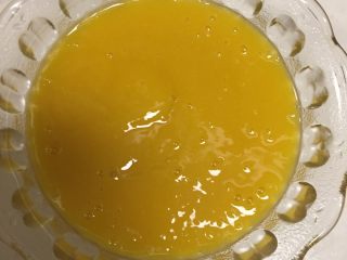 8、芒椰西米露,把芒果浆放入冰箱冷藏，5分钟。