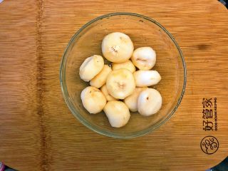 2、竹蔗茅根水,马蹄削皮洗净。