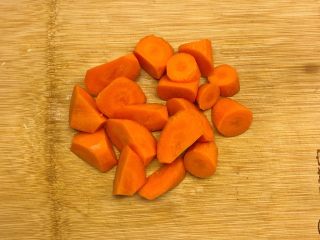 3、竹蔗茅根水,胡萝卜削皮切块。