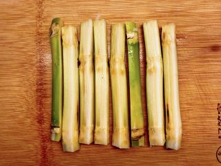 4、竹蔗茅根水,竹蔗洗净劈开。