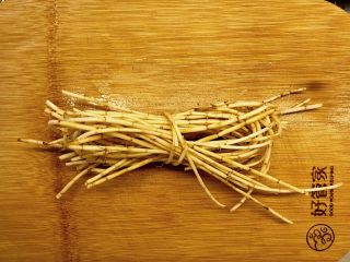5、竹蔗茅根水,茅根洗净捆扎成一把。