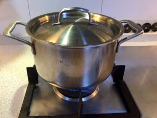 6、竹蔗茅根水,加盖煮开转中火煮45分钟即可关火。