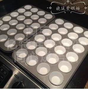 1、baby小蛋糕,首先把模具铺上纸杯备用