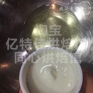 2、baby小蛋糕,称重酸奶,玉米油,细砂糖,如果酸奶自带甜度或者baby小,就可以减去配方中蛋黄糊部分细砂糖糖量