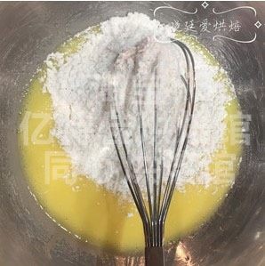 5、baby小蛋糕,筛入粉量,个人建议一定要筛粉不要偷懒,因为过筛后的低粉混进空气后比较蓬松,第一容易搅拌开,第二不易结粒