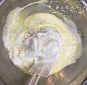 7、baby小蛋糕,分三次把蛋白霜加入蛋黄糊中,翻拌均匀
