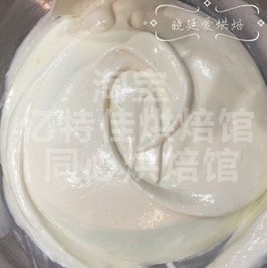 8、baby小蛋糕,搅拌好的面糊一定要有硬度,拉出的纹路不会消失,如果你在操作的过程中不是这个状态,那么你的蛋糕一定会回缩
