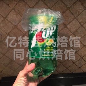 9、baby小蛋糕,我教大家做一个简易装料瓶,家庭装的可乐,等瓶子都行,我们把上半部分的瓶嘴部分剪掉,就可以作为装料瓶了,里面套一个一次性的裱花袋,袋口外翻出来,这样你装面糊的时候不用别人帮忙也能完成