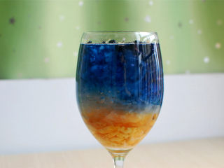 1、星空燕窝,黑枸杞遇水会释放出花青素，蓝蓝的，慢慢往下渗透，形成星空景象。吃的时候将燕窝，黑枸杞，石蜂糖拌均匀即可。