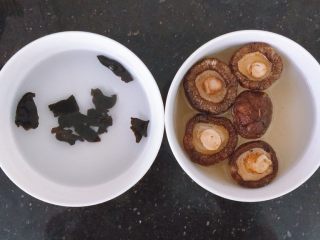 1、香菇木耳滑鸡,清水泡发木耳和香菇