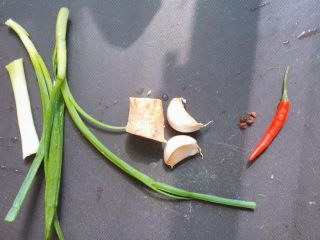 2、香菇木耳滑鸡,准备葱姜蒜辣椒花椒