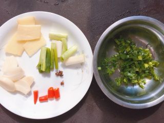 3、香菇木耳滑鸡,姜蒜头切片,辣椒葱头切小段,花椒洗净,剩下的葱切成葱花备用