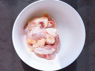 4、香菇木耳滑鸡,鸡腿洗净放入碗中
