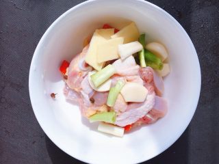 5、香菇木耳滑鸡,将图3材料(除了葱花)倒入碗里