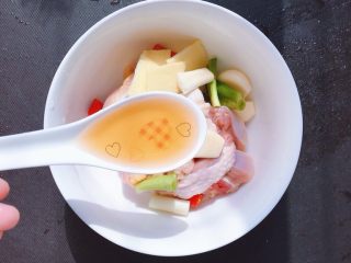 6、香菇木耳滑鸡,加入一茶匙料酒