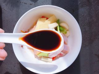 7、香菇木耳滑鸡,加入1.5茶匙的生抽