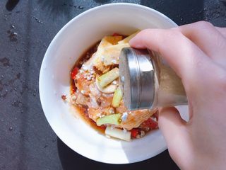 11、香菇木耳滑鸡,撒上少许胡椒粉