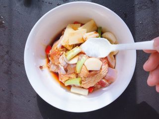 8、香菇木耳滑鸡,少许盐