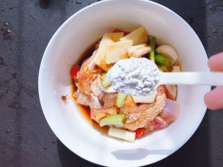 9、香菇木耳滑鸡,一大勺淀粉(淀粉可以多一点,后面蒸的时候会出水)