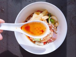 10、香菇木耳滑鸡,加入一茶匙香麻油