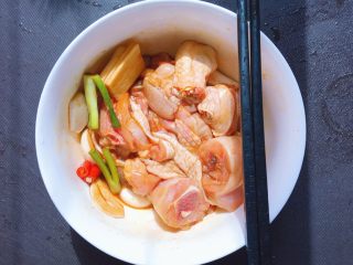 13、香菇木耳滑鸡,用筷子搅拌均匀腌制半小时以上