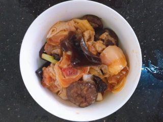 14、香菇木耳滑鸡,将泡发好的木耳香菇放入碗里,搅拌