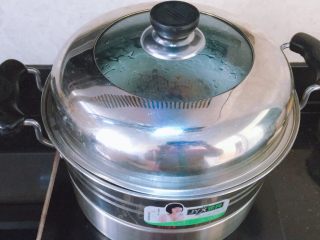 15、香菇木耳滑鸡,锅中水烧开后,放到蒸锅里蒸15分钟