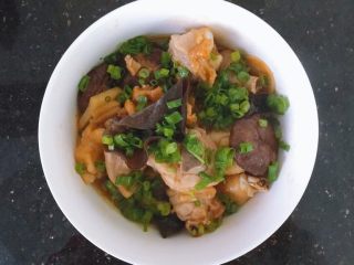 16、香菇木耳滑鸡,最后撒上葱花即可