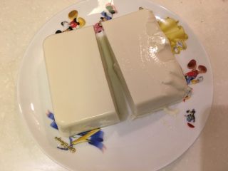 4、想要你-山药豆腐,视烤盘大小分切豆腐,我的烤盘很小,所以分两半!