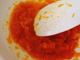 2、南瓜花卷,蒸好压泥趁热加入点白糖，不烫手时加入酵母粉