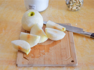 2、菊花雪梨酱,将梨子去皮，去心