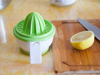 4、菊花雪梨酱,榨柠檬汁