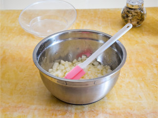 5、菊花雪梨酱,将梨、柠檬汁、白砂糖倒入调理盘，搅拌均匀。