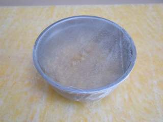 6、菊花雪梨酱,盖上保鲜膜，放入冰箱中冷藏2小时以上。这一步很重要，糖可以把梨中的水分挤出来，下一步熬煮的时候就不用添加水，这样熬煮出来的果酱更加纯粹