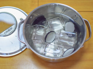 11、菊花雪梨酱,在煮果酱的过程中，另取干净无油的白锈钢锅，把果酱瓶清洗放入锅中小火煮5分钟消毒